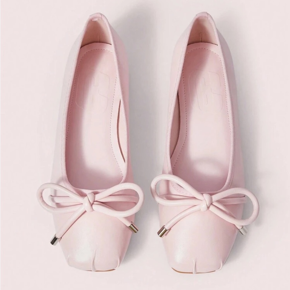 Flats with bow